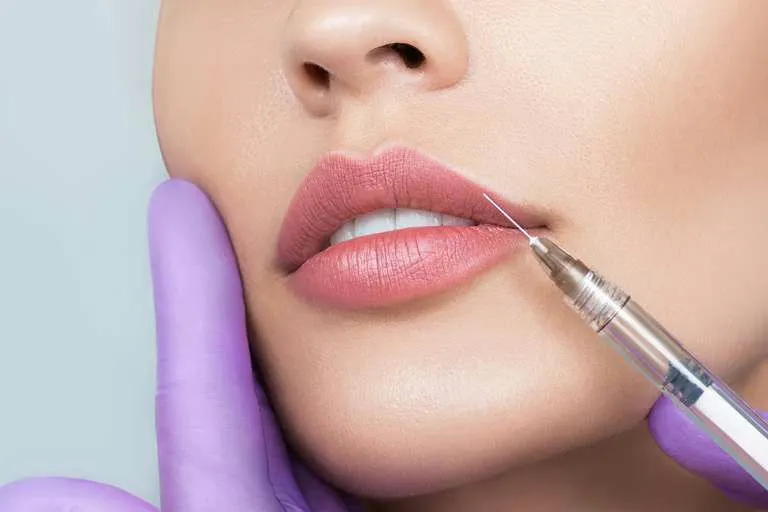 Explorando la Convergencia entre el Arte Urbano y la Estética: Aumento de Labios y Más en Málaga
